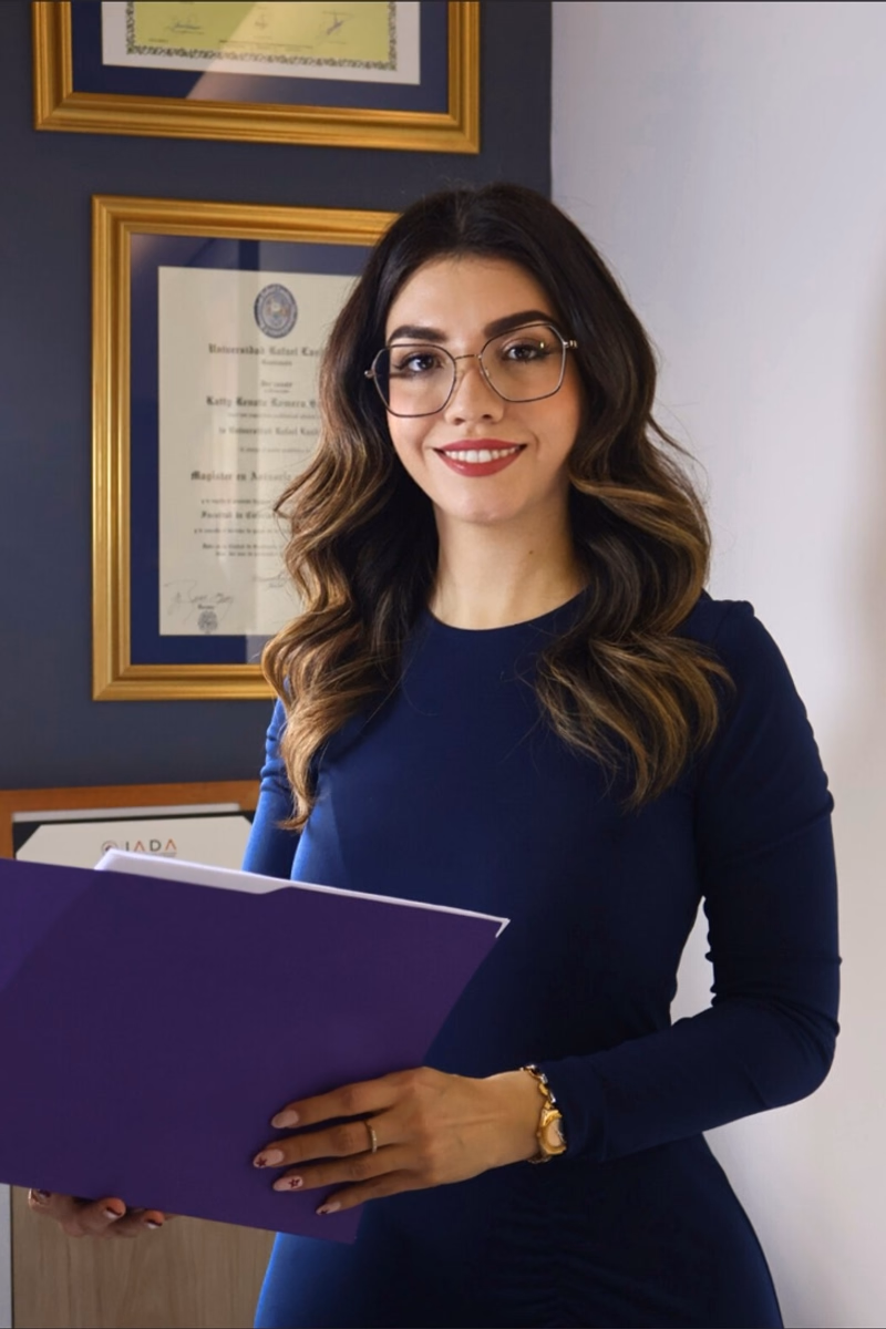 Sofía Álvarez, Abogada Asociada
