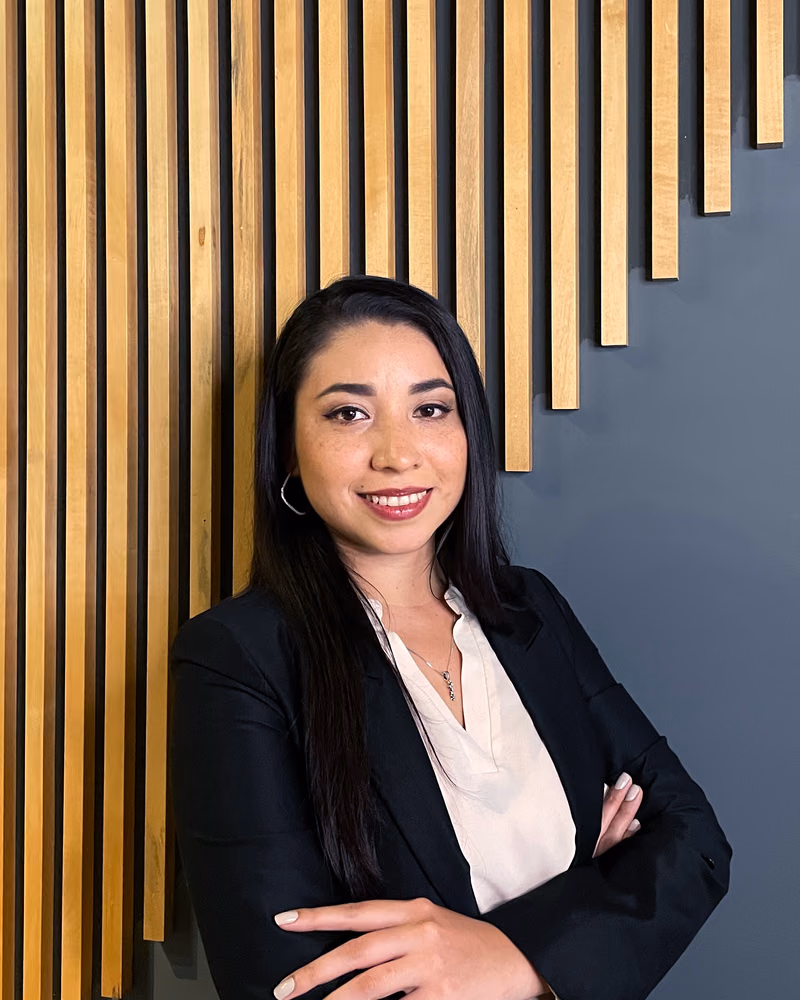 Elena Rodas, Asistente legal